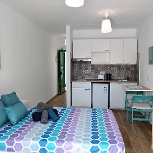 https://marina-beach-apartamentos-tahiche.in-canary-islands.com